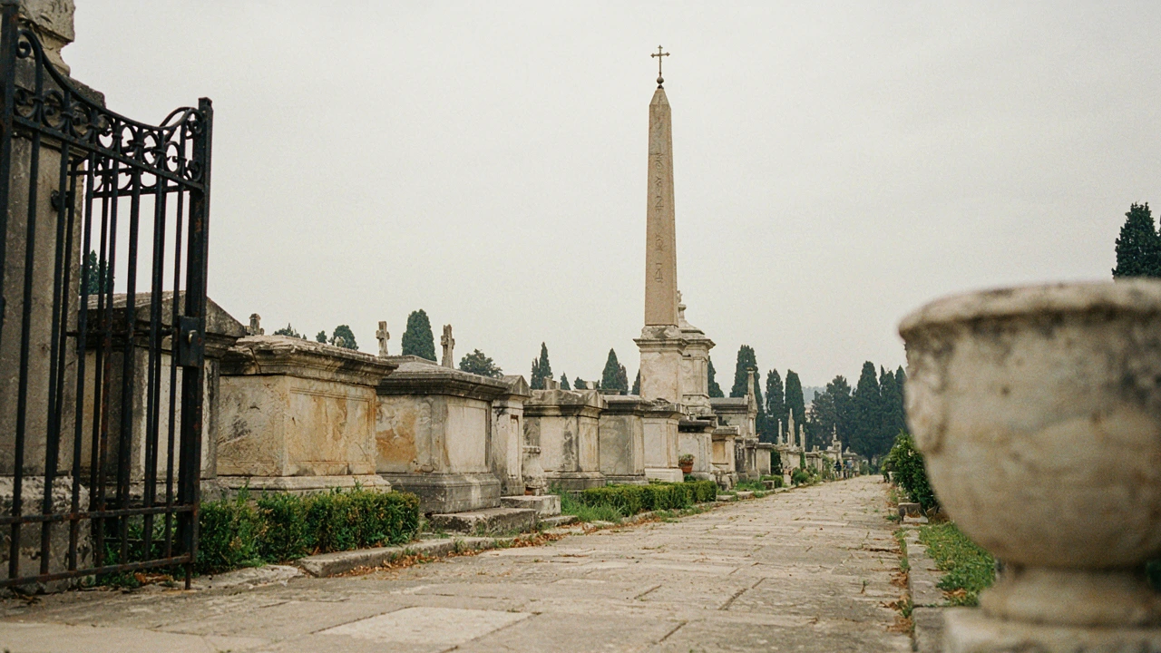 Cimitero monumentale a Roma con loculi e cappelle storiche